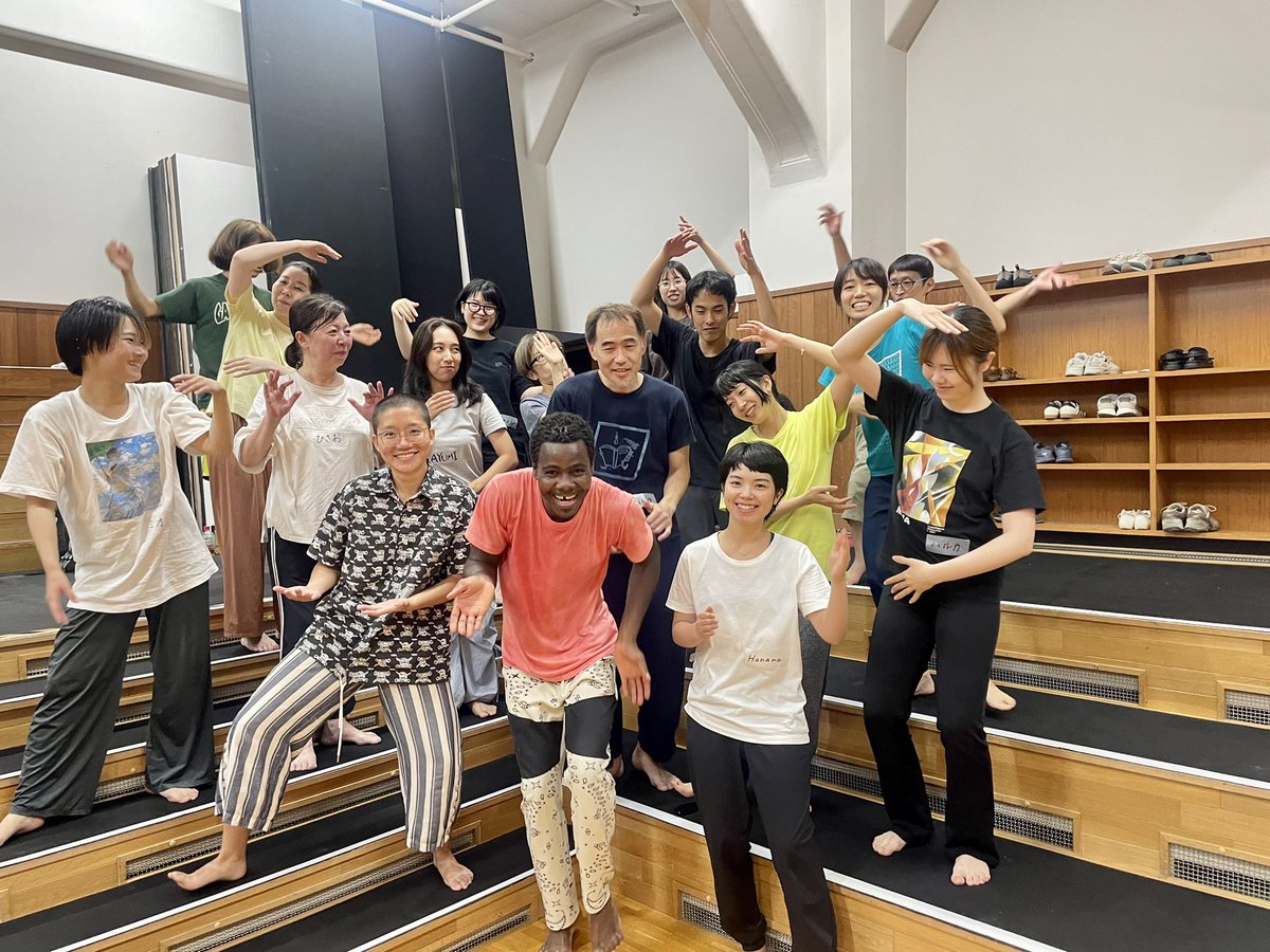 Kyoto_IDF's tweet photo. ✨💐 group photo 🎉✨
E ビギナークラス　アラン・シナンジャ
【AFRICAN DANCE, WHAT IS IT？】
「アフリカンダンス」と言ってもアフリカは広い。時代も変わる。そのことをダンスと言葉でたくさん伝えてくれました。楽しいリズムとダンスで今年のサラダボウルクラスがスタート！
((写真は踊って撮影)) https://t.co/cvGiwRmlp4