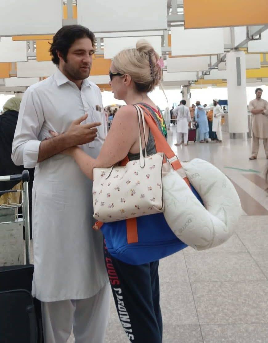 اگر اس کی بہن غیر ملکی انگریز مرد تو چھوڑ کسی پاکستانی پنجابی یا کسی پختون کے ساتھ بھی اپنی مرضی سے شادی کر لیتی تو اس کا انجام بھی کوئٹہ والی لڑکی جیسا ہوتا لیکن گوری عیسائی عورت آئی عمر میں لڑکے سے بڑی خاندان والوں نے شلوار سر پر باندھ کر خوشیاں منائین.
کسی میں غیرت نہیں جاگی.