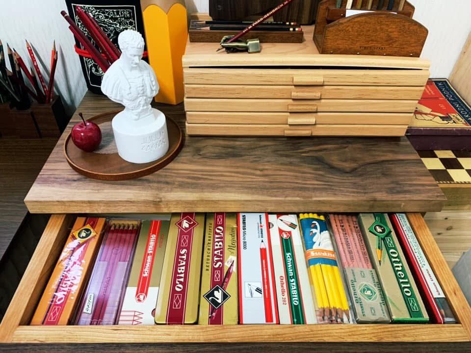 네, 보고 있습니다. 연필서랍을 열어두고 어떤 연필을 드려야 하나 며칠 고민 중입니다. 마지네일리아 속 투쟁과 주먹에 하트드리며…🫶🏻