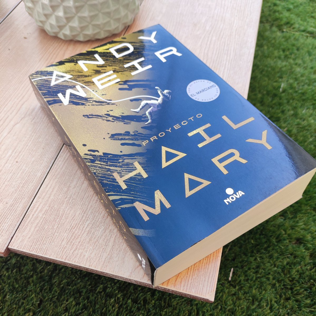 Estaba en mi lista hace mucho tiempo y finalmente he devorado en apenas 5 días "Proyecto Hail Mary" de <a href="/andyweirauthor/">Andy Weir</a>. Lo hedisfrutado mucho.