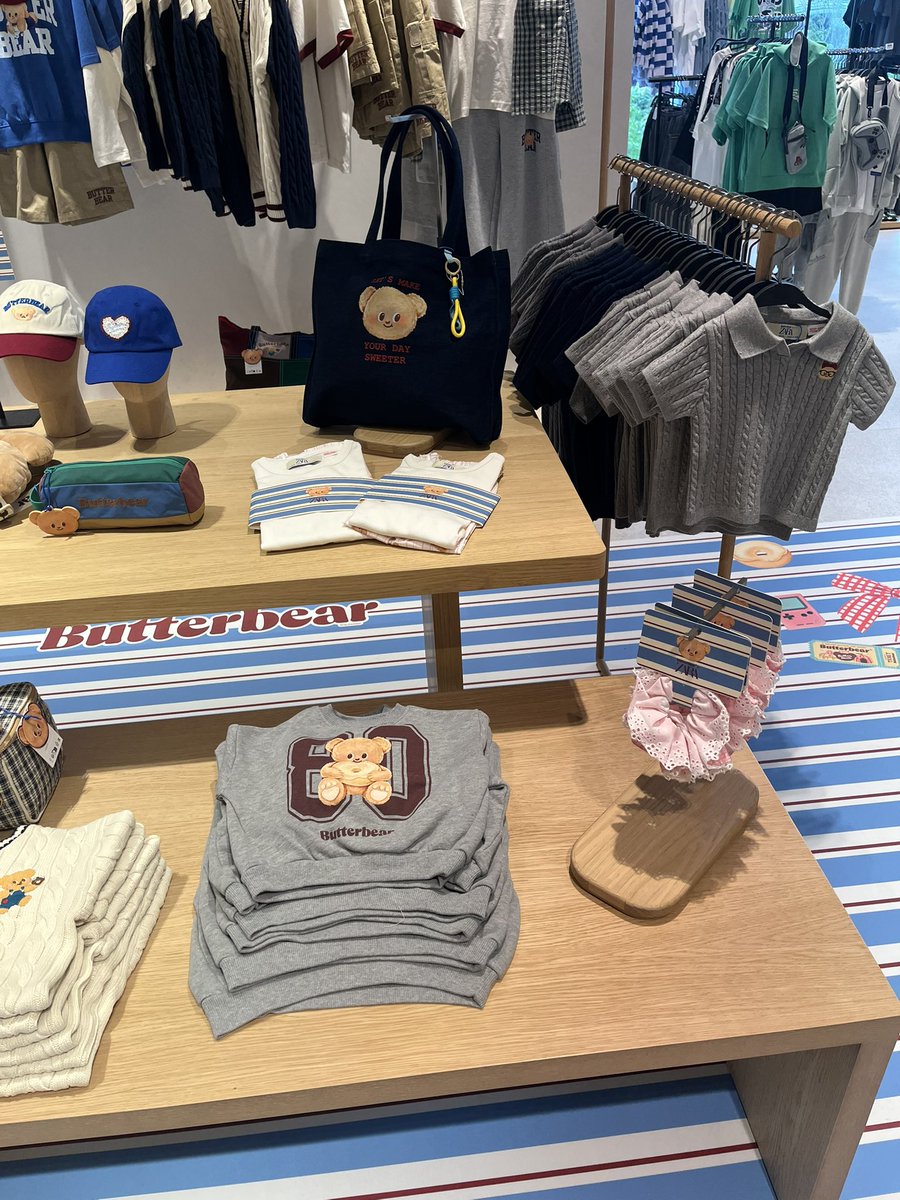 babii__03's tweet image. グラングリーン大阪のZARAにbutterbear第二弾コラボ買いに行ってきた🧸🧈
すっぴん汗だくメガネやったけど店員さんに話しかけられて汗汗💦やった笑
でもbutterbearの需要ありますアピールできた気がする笑
キッズの1番大きいサイズは大人でも入りそう！

 #ZaraxButterbear #butterbear