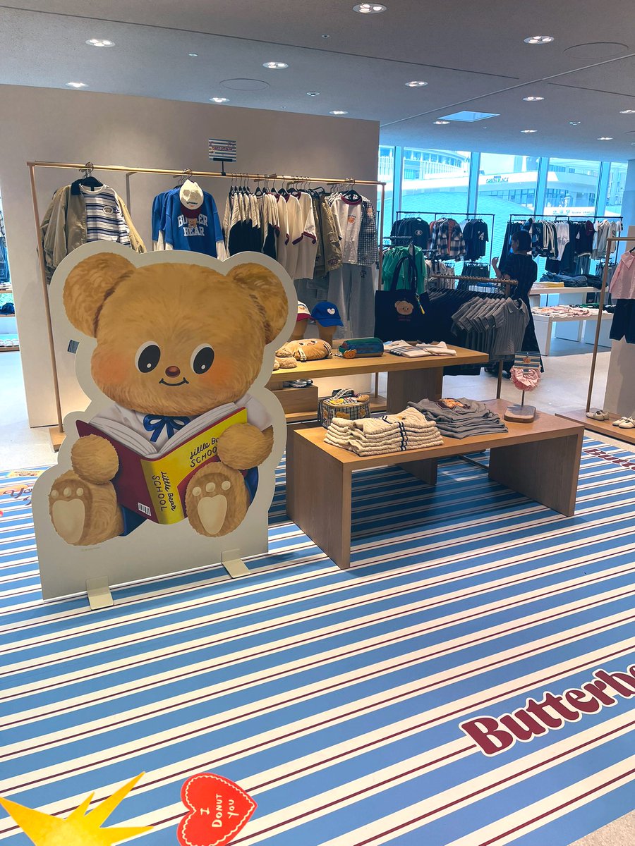 babii__03's tweet image. グラングリーン大阪のZARAにbutterbear第二弾コラボ買いに行ってきた🧸🧈
すっぴん汗だくメガネやったけど店員さんに話しかけられて汗汗💦やった笑
でもbutterbearの需要ありますアピールできた気がする笑
キッズの1番大きいサイズは大人でも入りそう！

 #ZaraxButterbear #butterbear