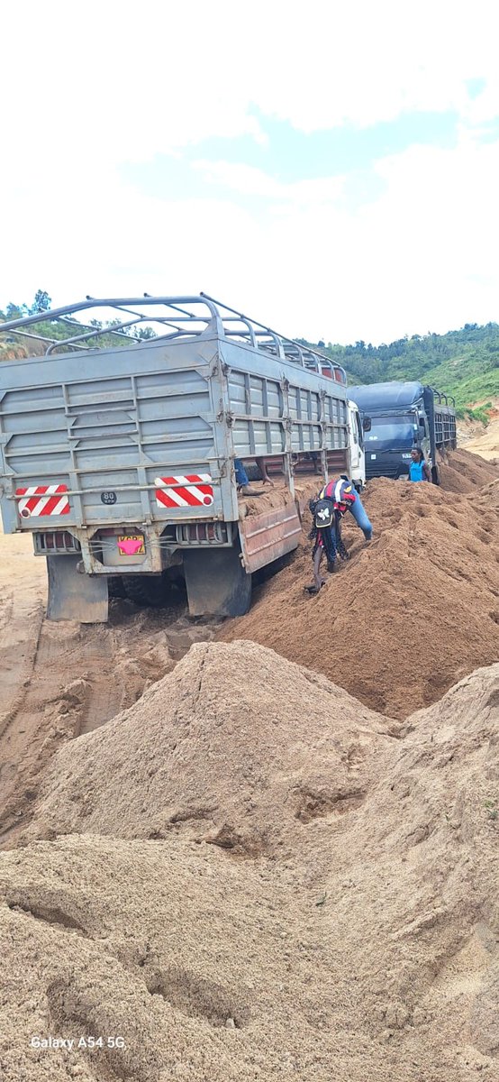 Stan_Subru's tweet photo. Madereva wengi wa hizi lorry huwezi watoa Rubis. Is it because @RUBiSKenya_ bought out Kenol Kobil and Gulf Energy or what's the secret in their diesel? https://t.co/MYLzIsgiva