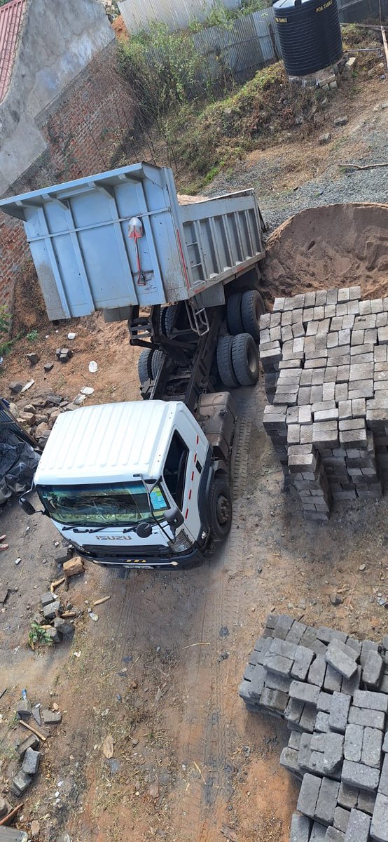 Stan_Subru's tweet photo. Madereva wengi wa hizi lorry huwezi watoa Rubis. Is it because @RUBiSKenya_ bought out Kenol Kobil and Gulf Energy or what's the secret in their diesel? https://t.co/MYLzIsgiva