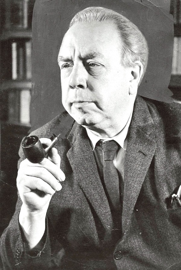 Remembering the great English writer J B Priestley (John Boynton Priestley who died on this day in 1984. He was 89. #JBPriestley #TheGoodCompanions #AnInspectorCalls #DangerousCorner #WhenWeAreMarried 
#LastHoliday 
#TheLindenTree 
#LetThePeopleSing