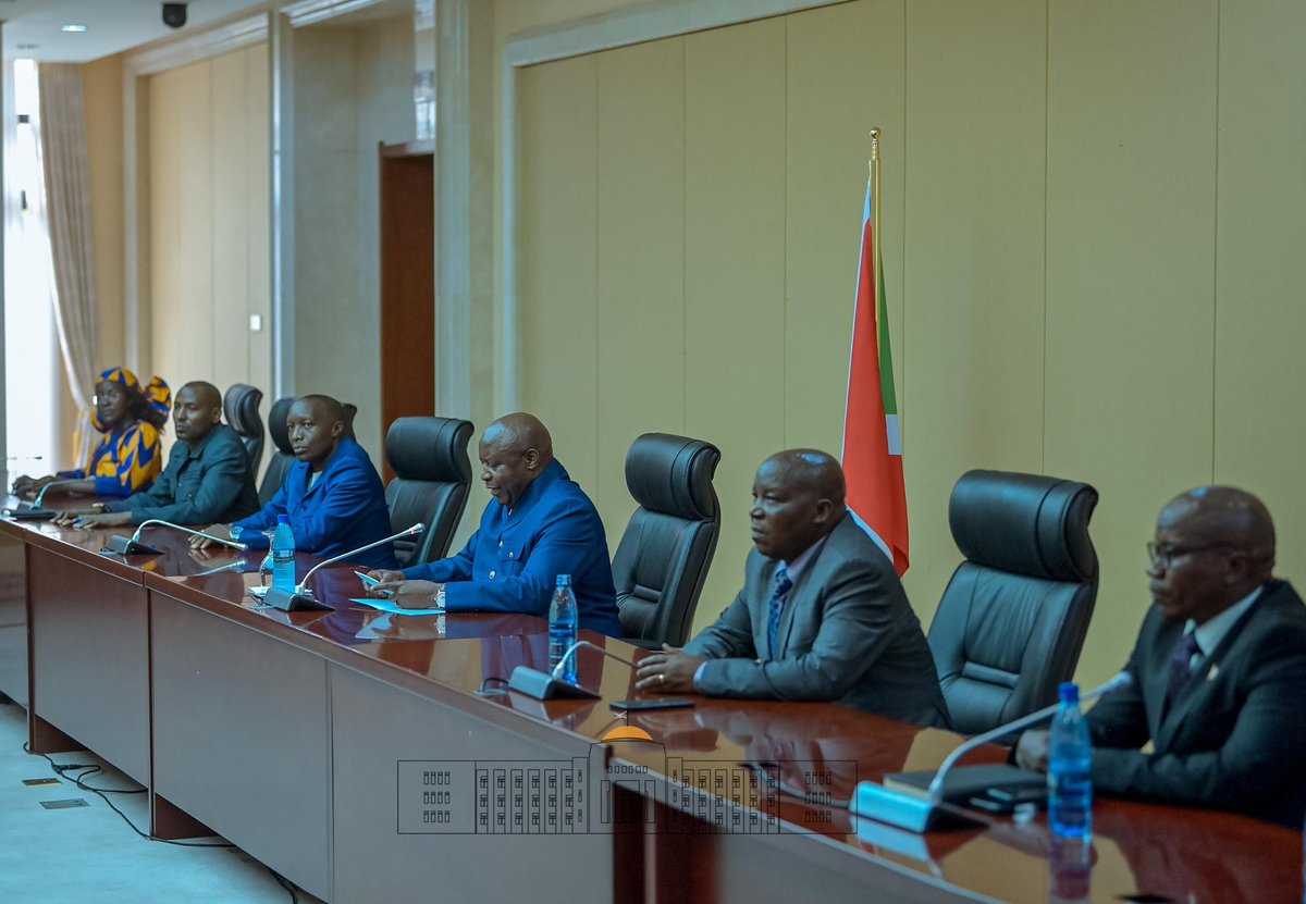 Mu mubonano wiyaguye, habaye ibiganiro vyashimikiye ku gutsimbataza imigenderanire hagati Y'Uburundi na Vaticano. Umukuru  w'igihugu Nyenicubahiro <a href="/GeneralNeva/">SE Evariste Ndayishimiye</a> yamushimiye k'ubwuruhara ntangere rwa Ekleziya Gatorika mw'iterambere ry'Uburundi