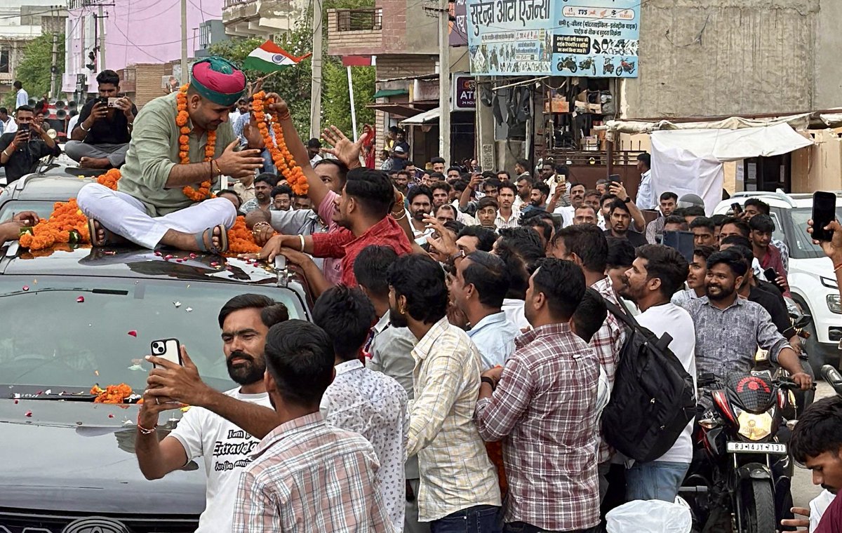 RavindraBhati__'s tweet photo. आज डीडवाना के परिवारजनों से प्राप्त स्नेह, सम्मान और अपनापन अविस्मरणीय है। यह सम्मान केवल औपचारिकता नहीं, बल्कि एक भावनात्मक संबल है, जो मुझे सेवा के पथ पर निरंतर प्रेरित करेगा।

आप सभी के आत्मीय स्नेह और सम्मान के लिए हृदय की गहराइयों से कोटि-कोटि आभार। https://t.co/gZzDgGsWAT