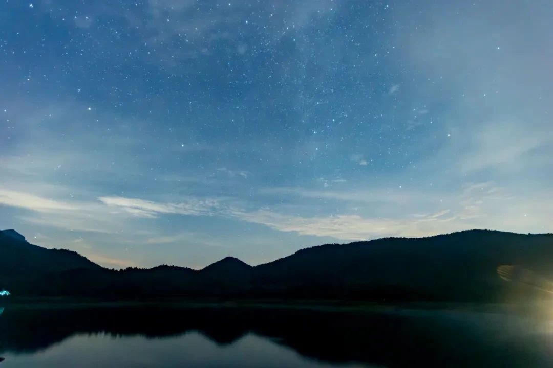 hangzhoufeel's tweet photo. Head to Dayuantang in Changhua Town, #LinAn, for some unforgettable stargazing✨🪐! With the lowest light pollution in the #Hangzhou area, this spot offers clear views of meteors and the Milky Way to the naked eye — perfect for catching the #Perseidmeteorshower 🌠 through late August. #VisitHangzhou