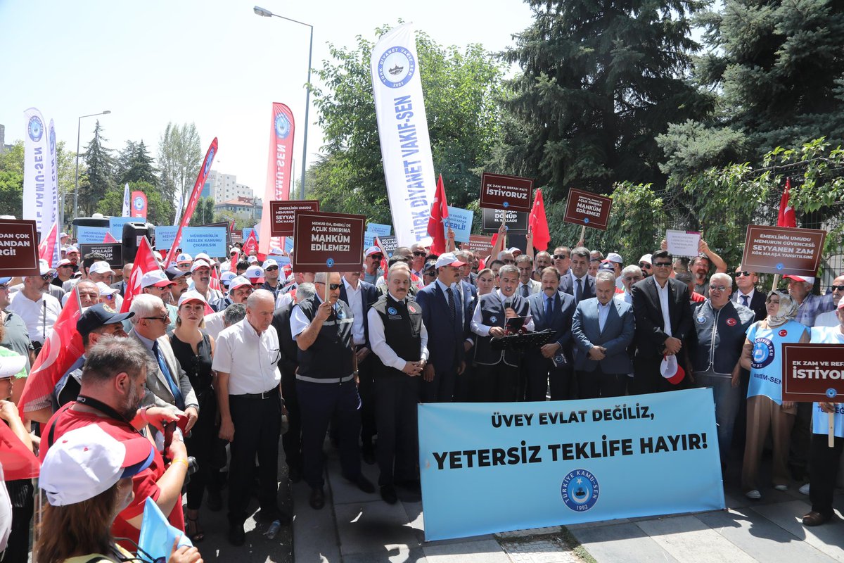 OnderKahveci's tweet photo. Başkanlar Kurulumuzun aldığı karar doğrultusunda;

14 Ağustos’ta Çalışma ve Sosyal Güvenlik Bakanlığı önünde ve eş zamanlı olarak tüm illerimizde kitlesel basın açıklamamızı gerçekleştirdik. 

Bugün gelinen noktada ülkemiz nüfusunun yaklaşık 3’te 1’inin 2026 ve 2027 yıllarındaki ekonomik geleceğinin belirleneceği toplu sözleşme görüşmelerinde Kamu İşveren Heyetinin 2026 için öngördüğü %10+6; 2027 yılı için %4+4 zam teklifinin kabul edilebilir bir tarafı yoktur.
 
Biz, el yordamıyla getirilen teklifler istemiyoruz.
 
Bizim bütün tekliflerimizin bir alt yapısı, bir gerekçesi var.
 
Kamu İşverenin tek gerekçesi, enflasyon hedefi.
 
Kaldı ki, bu yıl enflasyon hedefinin bile altında zam yapıldı.
 
Yani keyfe keder bir teklifle geliniyor.  
 
Milyonlarca vatandaşımızın geleceği, enflasyon hedefine indirgenemeyecek kadar önemlidir.
 
Bu teklifin piyasa gerçekleriyle uzaktan yakından bağdaşır tarafı yoktur; dolayısıyla biz de bu teklifi asla kabul etmiyoruz.