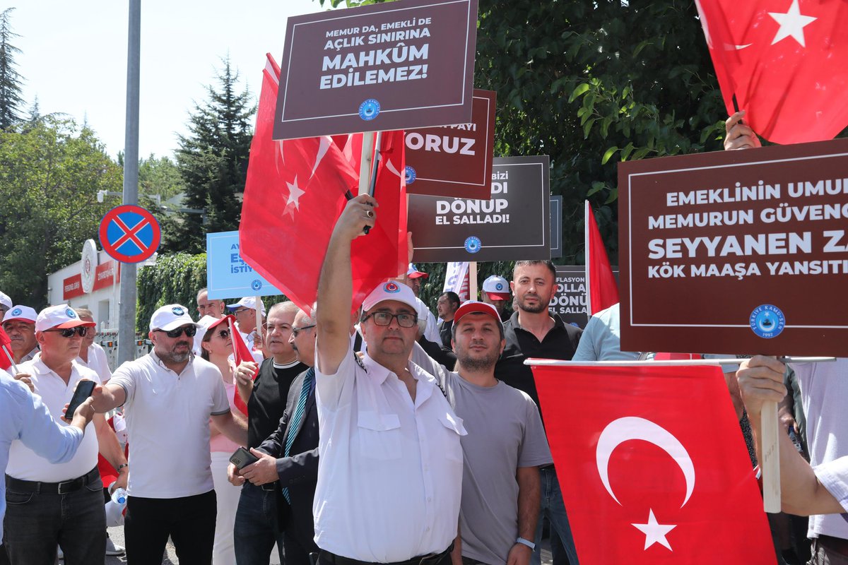 OnderKahveci's tweet photo. Başkanlar Kurulumuzun aldığı karar doğrultusunda;

14 Ağustos’ta Çalışma ve Sosyal Güvenlik Bakanlığı önünde ve eş zamanlı olarak tüm illerimizde kitlesel basın açıklamamızı gerçekleştirdik. 

Bugün gelinen noktada ülkemiz nüfusunun yaklaşık 3’te 1’inin 2026 ve 2027 yıllarındaki ekonomik geleceğinin belirleneceği toplu sözleşme görüşmelerinde Kamu İşveren Heyetinin 2026 için öngördüğü %10+6; 2027 yılı için %4+4 zam teklifinin kabul edilebilir bir tarafı yoktur.
 
Biz, el yordamıyla getirilen teklifler istemiyoruz.
 
Bizim bütün tekliflerimizin bir alt yapısı, bir gerekçesi var.
 
Kamu İşverenin tek gerekçesi, enflasyon hedefi.
 
Kaldı ki, bu yıl enflasyon hedefinin bile altında zam yapıldı.
 
Yani keyfe keder bir teklifle geliniyor.  
 
Milyonlarca vatandaşımızın geleceği, enflasyon hedefine indirgenemeyecek kadar önemlidir.
 
Bu teklifin piyasa gerçekleriyle uzaktan yakından bağdaşır tarafı yoktur; dolayısıyla biz de bu teklifi asla kabul etmiyoruz.
