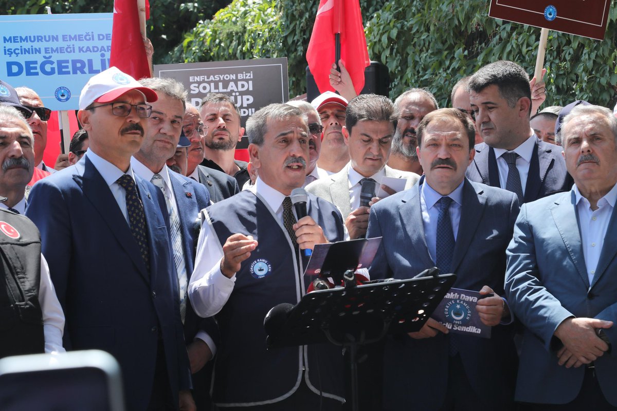 OnderKahveci's tweet photo. Başkanlar Kurulumuzun aldığı karar doğrultusunda;

14 Ağustos’ta Çalışma ve Sosyal Güvenlik Bakanlığı önünde ve eş zamanlı olarak tüm illerimizde kitlesel basın açıklamamızı gerçekleştirdik. 

Bugün gelinen noktada ülkemiz nüfusunun yaklaşık 3’te 1’inin 2026 ve 2027 yıllarındaki ekonomik geleceğinin belirleneceği toplu sözleşme görüşmelerinde Kamu İşveren Heyetinin 2026 için öngördüğü %10+6; 2027 yılı için %4+4 zam teklifinin kabul edilebilir bir tarafı yoktur.
 
Biz, el yordamıyla getirilen teklifler istemiyoruz.
 
Bizim bütün tekliflerimizin bir alt yapısı, bir gerekçesi var.
 
Kamu İşverenin tek gerekçesi, enflasyon hedefi.
 
Kaldı ki, bu yıl enflasyon hedefinin bile altında zam yapıldı.
 
Yani keyfe keder bir teklifle geliniyor.  
 
Milyonlarca vatandaşımızın geleceği, enflasyon hedefine indirgenemeyecek kadar önemlidir.
 
Bu teklifin piyasa gerçekleriyle uzaktan yakından bağdaşır tarafı yoktur; dolayısıyla biz de bu teklifi asla kabul etmiyoruz.