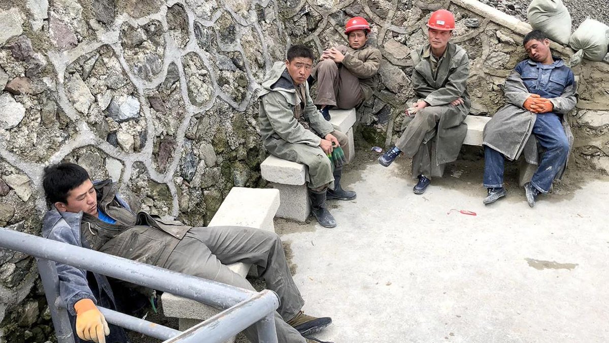 😳North Koreans in Russia Turned Into Slaves: 18-Hour Shifts Under Secret Police Surveillance

North Korean workers who escaped from construction sites in Russia told the BBC they were treated like slaves: wake-up at 6 a.m., work until 2 a.m., with no days off except for two per
