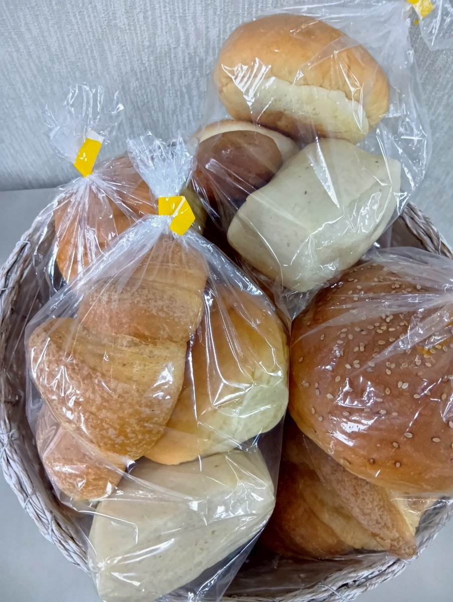 acebaking's tweet photo. 明日の朝ごはん、もう決まりましたか？🍞
焼きたてパンで一日を気持ちよくスタート✨
お好きなジャムやバターをのせて、ほっとひと息しましょ🎶
#エースベーキング #朝ごはん #パン好きさんと繋がりたい #工場直販 #パンのある暮らし https://t.co/h063tkTM87