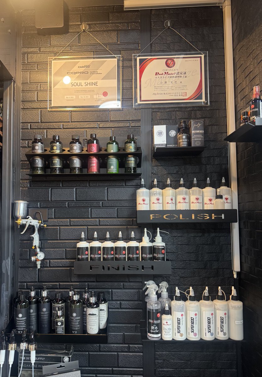 KAMIKAZECOLLEC1's tweet photo. 北海道の施工店様にお邪魔しました。
　
実直な方でタイル裏の床の綺麗さ、コンパウンド一つも埃がない事、整理整頓された施工ブースは感銘を受けました。
　
いつも"答えは現場にある"とCEOは考えていますが、施工店様とお話する事で今後のアイデアや答え合わせをさせて頂いております。
　
ソウルシャイン様！この度はありがとうございました。