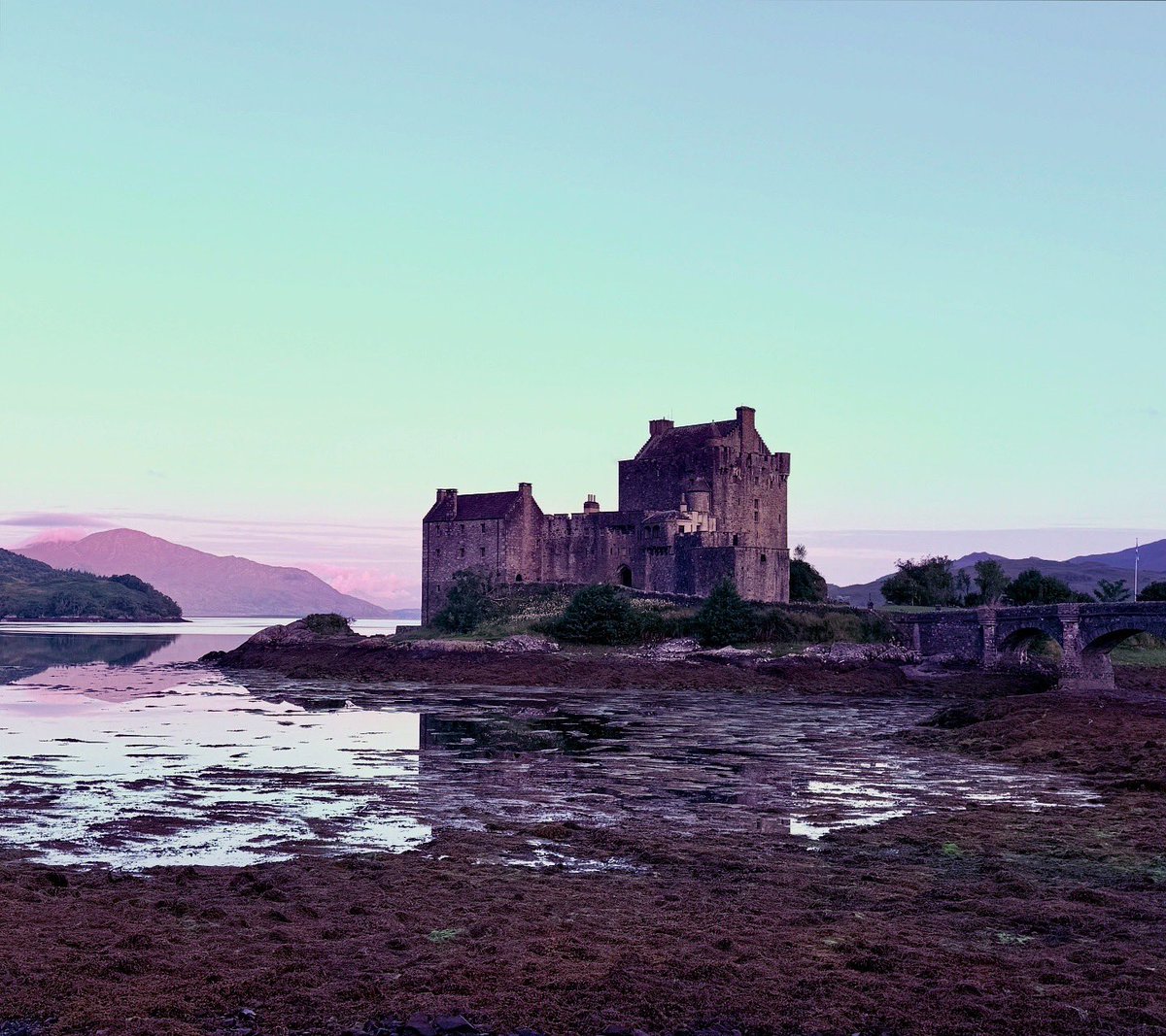 SaraTheStory's tweet photo. Eilean Donan Castle, Scotland 🏰 https://t.co/nxjXCK0jGy
