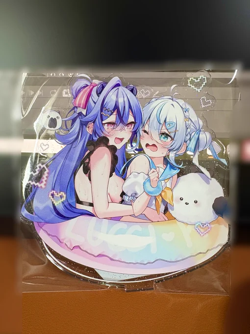 アクスタサンプル! ルチカのオーロラアクスタは写真よりもう少し淡い色味の偏光です! 角度によって色が変わるので現地で見てみてね