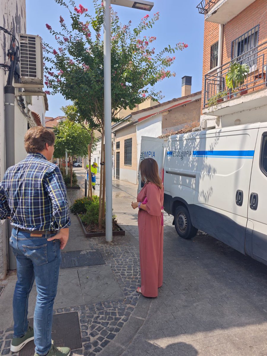 JavierAyalaO's tweet photo. 🌿 Fuenlabrada se cuida. Fuenlabrada se limpia. #HazTuParte

Nuestros equipos de Medioambiente están realizando un gran trabajo a diario para mantener limpias las calles y aceras de la ciudad.
Hoy visito los trabajos de baldeo en la zona centro. https://t.co/Cvj8KiJtpC