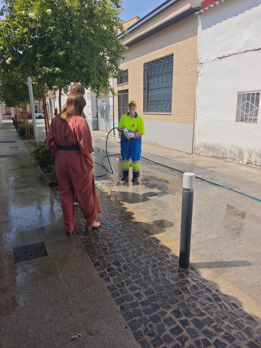 JavierAyalaO's tweet photo. 🌿 Fuenlabrada se cuida. Fuenlabrada se limpia. #HazTuParte

Nuestros equipos de Medioambiente están realizando un gran trabajo a diario para mantener limpias las calles y aceras de la ciudad.
Hoy visito los trabajos de baldeo en la zona centro. https://t.co/Cvj8KiJtpC