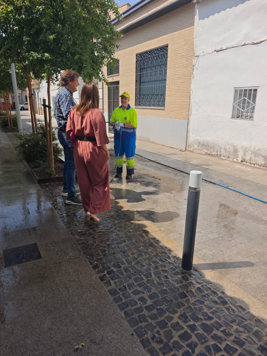 JavierAyalaO's tweet photo. 🌿 Fuenlabrada se cuida. Fuenlabrada se limpia. #HazTuParte

Nuestros equipos de Medioambiente están realizando un gran trabajo a diario para mantener limpias las calles y aceras de la ciudad.
Hoy visito los trabajos de baldeo en la zona centro. https://t.co/Cvj8KiJtpC