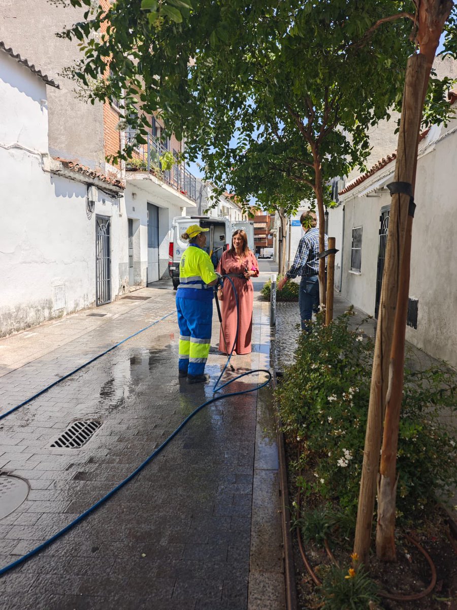 JavierAyalaO's tweet photo. 🌿 Fuenlabrada se cuida. Fuenlabrada se limpia. #HazTuParte

Nuestros equipos de Medioambiente están realizando un gran trabajo a diario para mantener limpias las calles y aceras de la ciudad.
Hoy visito los trabajos de baldeo en la zona centro. https://t.co/Cvj8KiJtpC