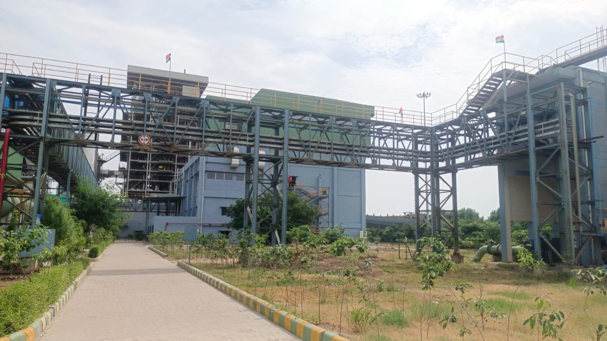 AmdavadAMC's tweet image. AMC&apos;s waste processing plants proudly wave the Tricolour, symbolizing our commitment to a cleaner, greener India under the HGT-HGS campaign.

#WasteProcessing #AMCWorks #TricolourPride #SwachhBharat #GreenAhmedabad #HarGharTiranga #IndependenceDay2025 #WasteManagement