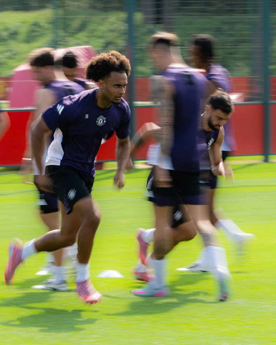 ManUtd's tweet image. Getting those steps in 🔋