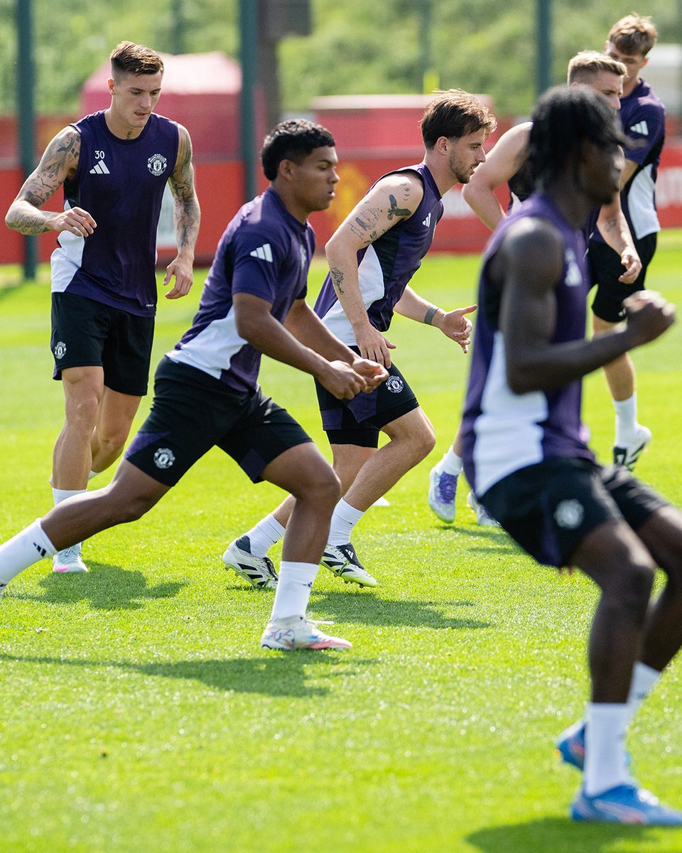 ManUtd's tweet image. Getting those steps in 🔋