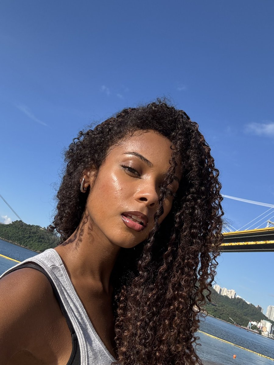 Des will be taking over and answering some questions tomorrow! What do you guys wanna know? 👀💕 <a href="/desireoriginal/">DESIRÉE. | 🇧🇷</a>