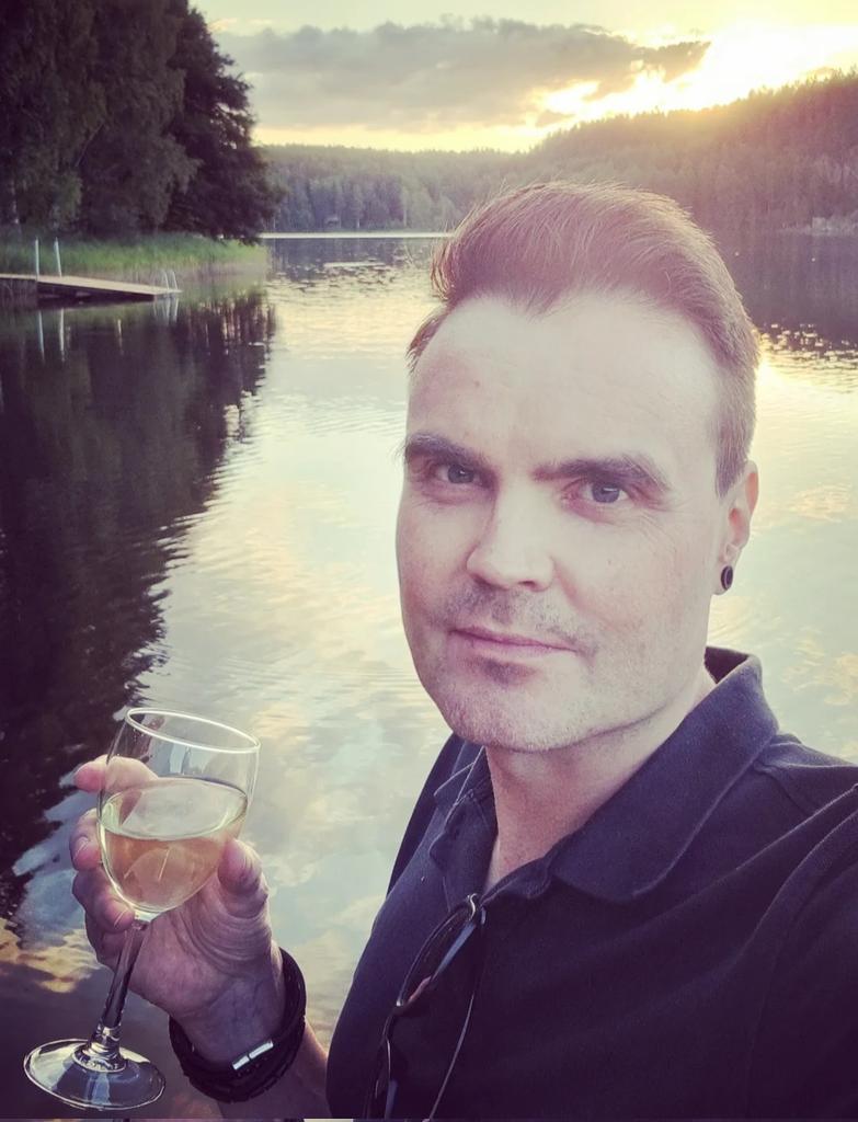 Pitäähän kirjailijan joskus selfieitäkin postata. Olkoon tämä sen kunniaksi, ettei bitcoin taaskaan kuollut vaan teki eilen uuden ennätyksensä $124k.

Kuva on Otavan kesäjuhlasta, joka tänä vuonna järjestettiin Espoon Nuuksiossa Toukolan tilalla. Oli upea paikka 🥂