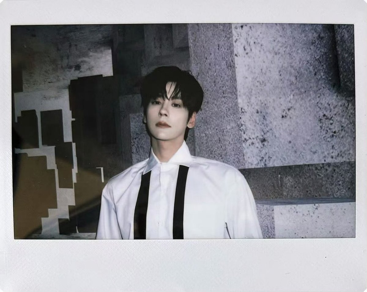 위철명 본인 미모 기록에 진심인거 d=(^o^)=b
왓츠인마이백하면
폴라로이드 카메라랑 온갖 필름만 나올거같음