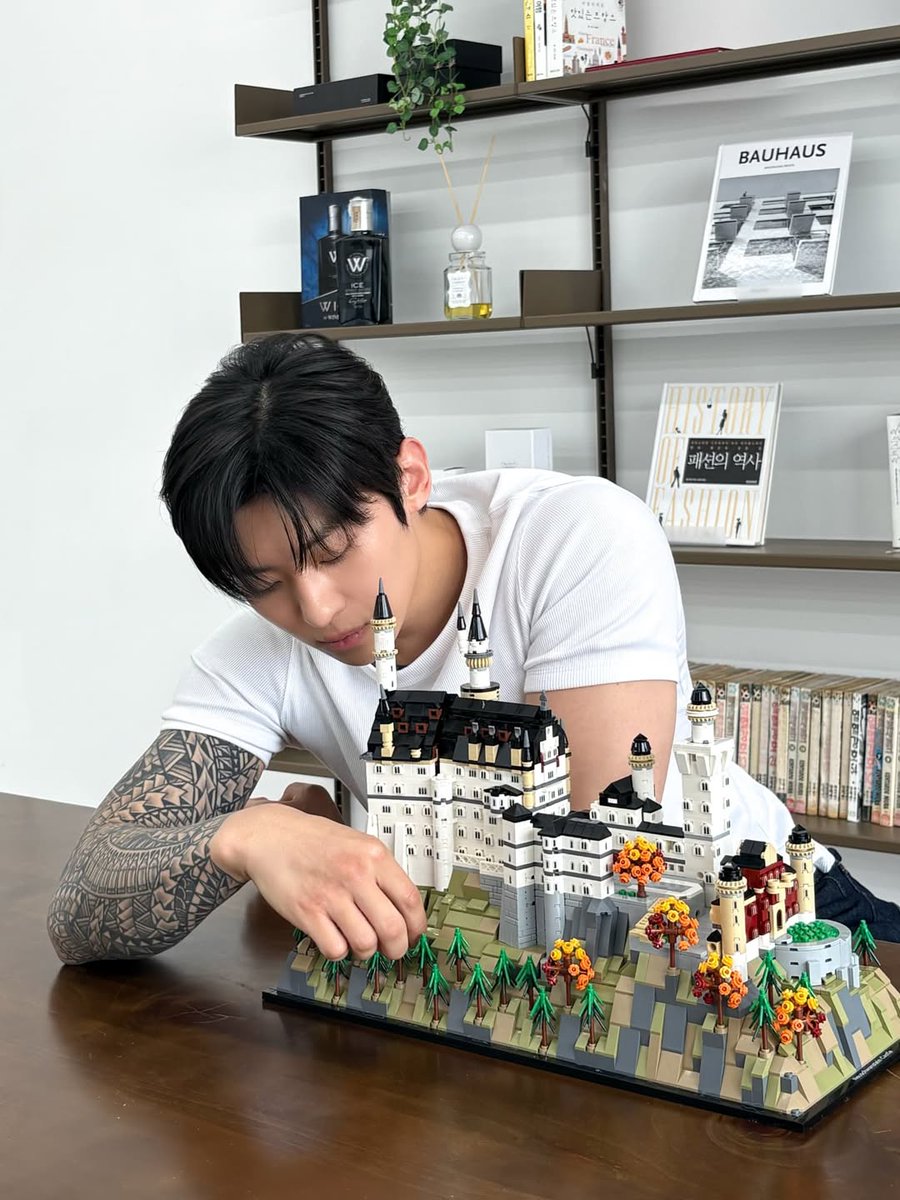 building a lego is one of the hobbies of this hottie hottie 🎶

#KIMJINYOUNG #DEX #김진영 #덱스
