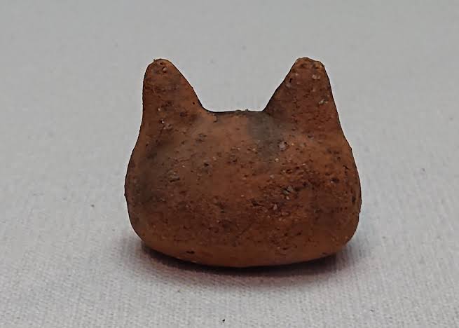 suubowchan's tweet photo. 福島県立博物館に猫そっくりの土器(じょもにゃん)が展示されてるんだけど、こうして並べたら、まるくてもちもちしたフォルムが本当そっくりですよね。

猫をモデルに作られたのかは分らないらしいけど、猫好きな縄文人がいて、猫を愛でて笑ってたのかなと想像したら胸があったかくなります。 https://t.co/jE1FcQsIVX