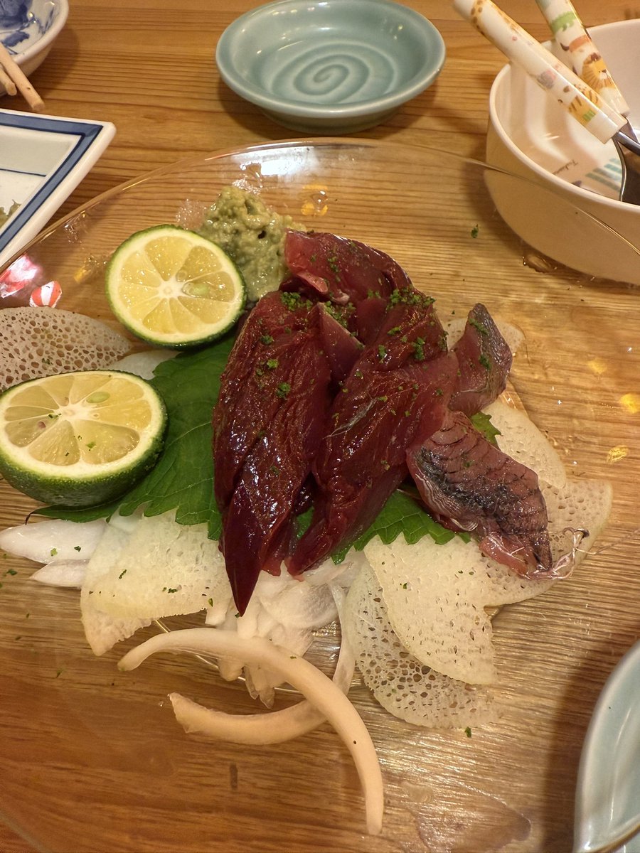 t_i_0621's tweet photo. 地元の食材が毎回美味しすぎる☺️👍
#高知
#四万十
#鰹のタタキ
#あおさのり天ぷら
#新子
#川エビ https://t.co/9JaRyKqIim