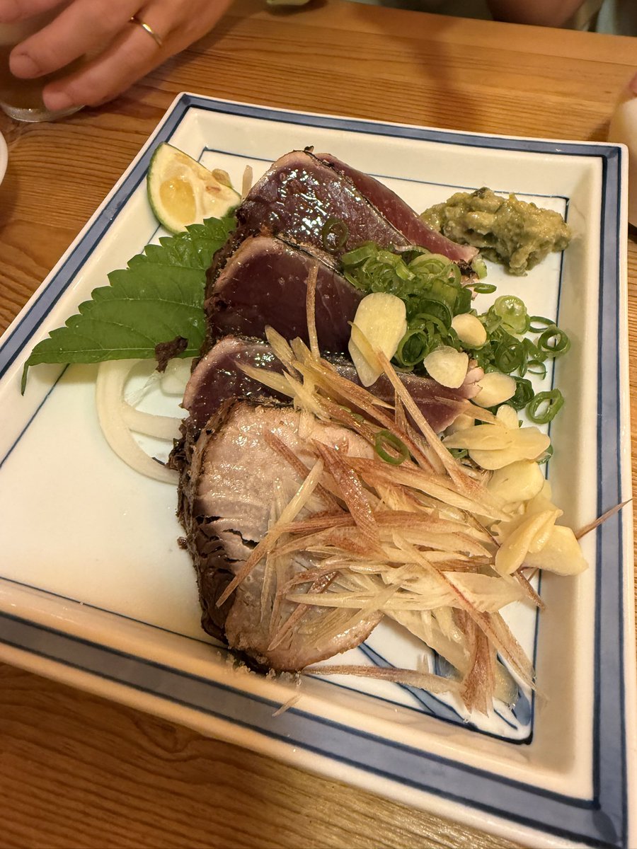 t_i_0621's tweet photo. 地元の食材が毎回美味しすぎる☺️👍
#高知
#四万十
#鰹のタタキ
#あおさのり天ぷら
#新子
#川エビ https://t.co/9JaRyKqIim