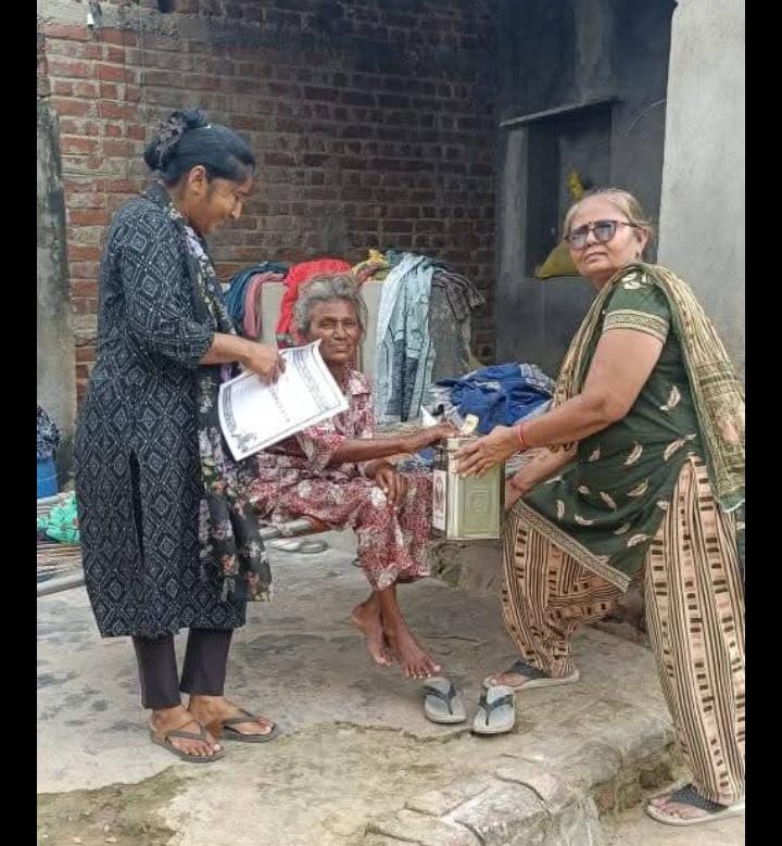 चारपाई से उठ नहीं सकती सिद्धपुर की मूलनिवासी बहन अपने आपको कह रही में बिमारीयो की वजह से आंदोलन में जुड नहीं सकती मगर आंदोलन करनेवाले कों राष्ट्रव्यापी जनआंदोलन निर्माण में सहयोग कर सकती हुं इसका मुझे बहुत गर्व और गौरव है ऐसी क्रान्तिकारी महिलाओं को दिल से सलाम

#बामसेफ