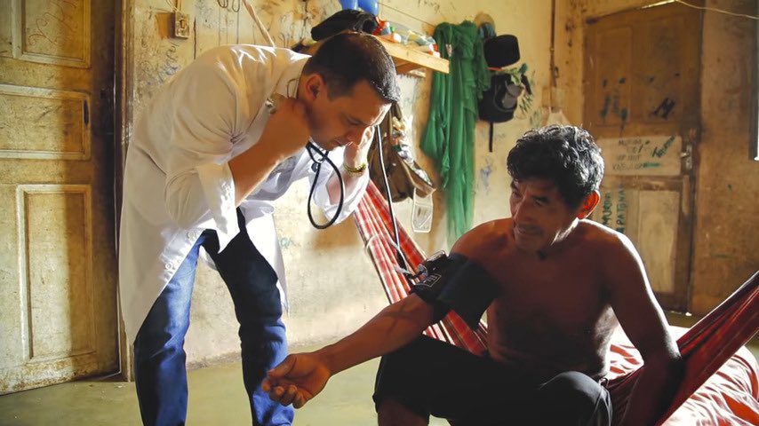 O Mais Médicos foi e é um programa extremamente importante para ampliar o atendimento médico a comunidades às quais os médicos brasileiros não queriam ir. 
Aplaudir um país estrangeiro retaliar autoridades que executam esse programa é torcer contra o Brasil, é o antipatriotismo.