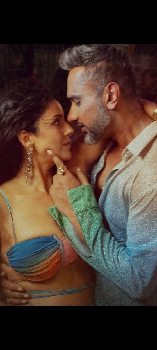 Anureet18's tweet image. #ShehnaazGill aisa ek karan aujla ke sath bhi song mil jaaye .....killer chemistry 🔥#honeysingh
