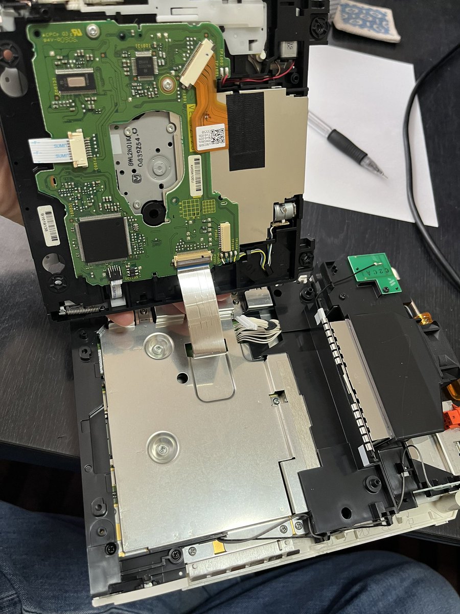 久しぶりにWiiをやろうと思ったら、ディスクを読み込まない+取り出しできない、という状況になりましたので、分解中でございます