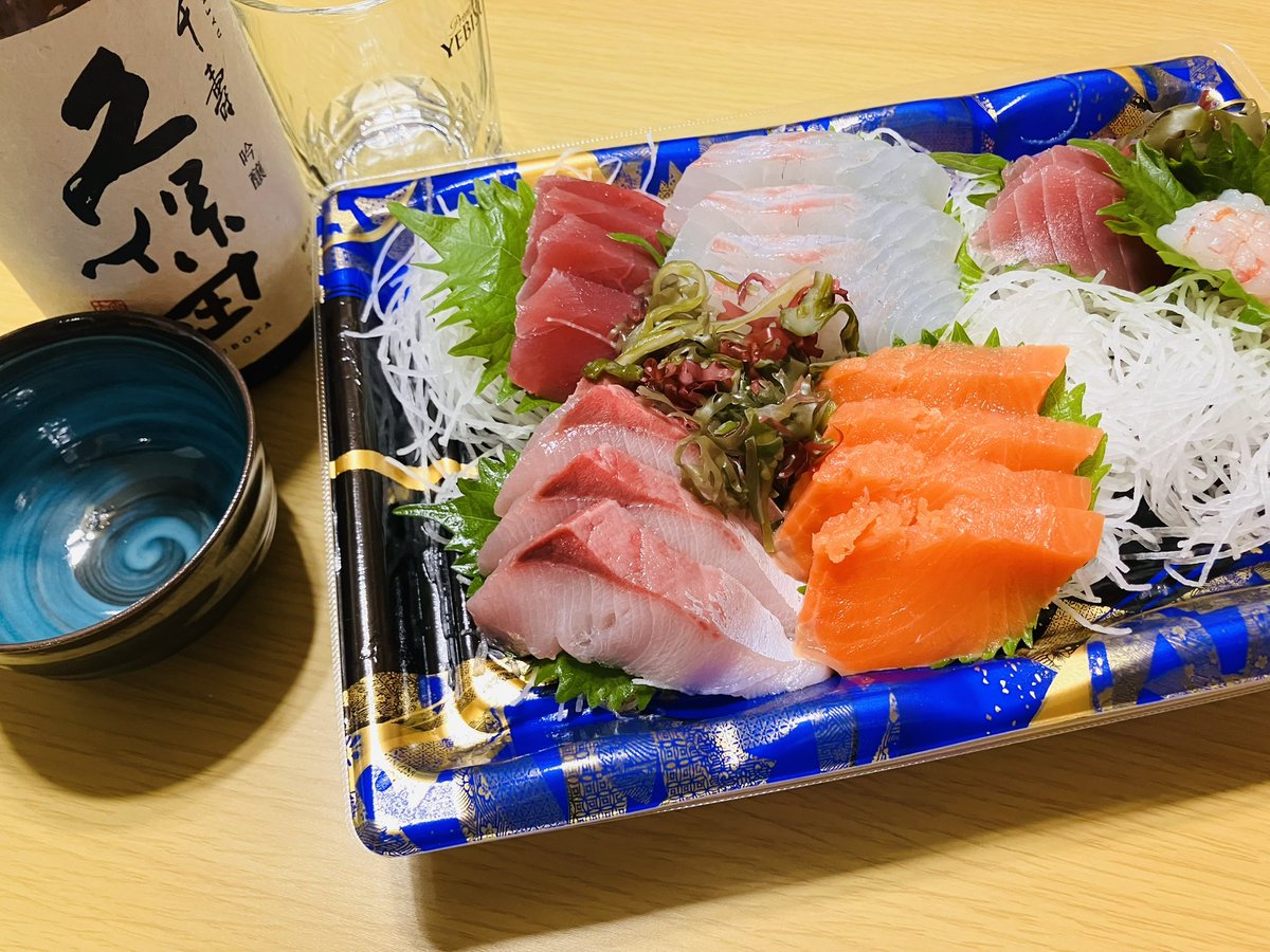 月に一度の業務は、来月への課題を残しながらも😓終了し

穴だらけの銘店売場を、見ない😣ふりして定時退勤🚃

お休みの間、ほぼ家から出ない😅末っ子長男のご要望で刺身をツマミに
#晩酌開始

お盆休みは

自宅でゆっくりの皆様も
実家にお泊まりの皆様も

お疲れ様でした🍻