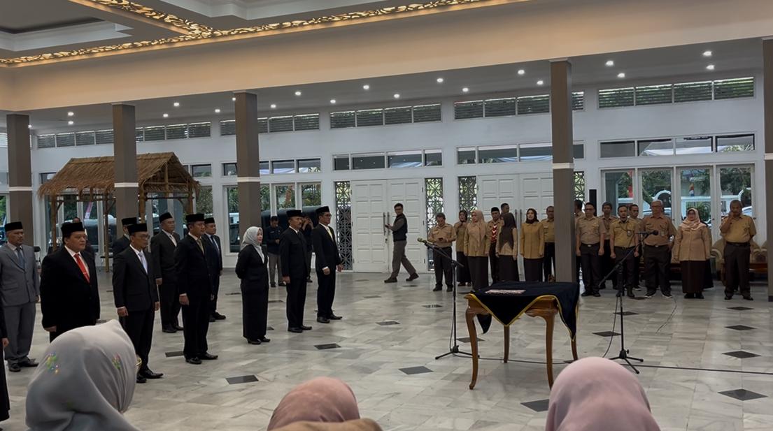 HJanur's tweet photo. Sejumlah Pejabat Eselon II pemkab Garut resmi dilantik Bupati Syakur Amin ...semoga sukses selalu #abahjanur #jmbabah #janurmb https://t.co/lXixt2CJWr