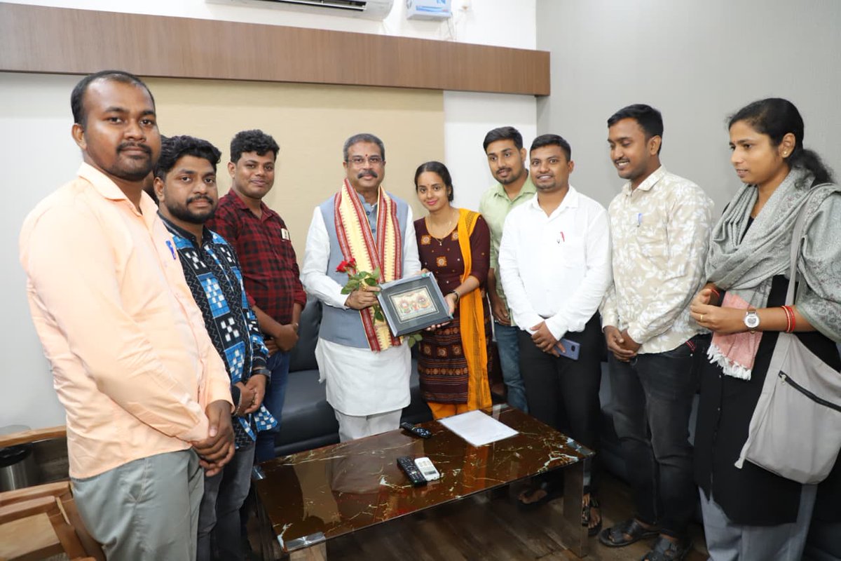 dpradhanbjp's tweet photo. ଭୁବନେଶ୍ୱରରେ ଓଡ଼ିଶା କନିଷ୍ଠ ଶିକ୍ଷକ ସଂଘର ସଦସ୍ୟମାନଙ୍କୁ ଭେଟି ପ୍ରାଥମିକ ଶିକ୍ଷକମାନଙ୍କ ସ୍ୱାର୍ଥକୁ ଅଗ୍ରାଧିକାର ଦେବା ସହ ଶିକ୍ଷକ ପଦବୀ ପୂରଣ ସହ ଜଡ଼ିତ ବିଭିନ୍ନ ବିଷୟରେ ଆଲୋଚନା କଲି । https://t.co/lV2uoOmS5M
