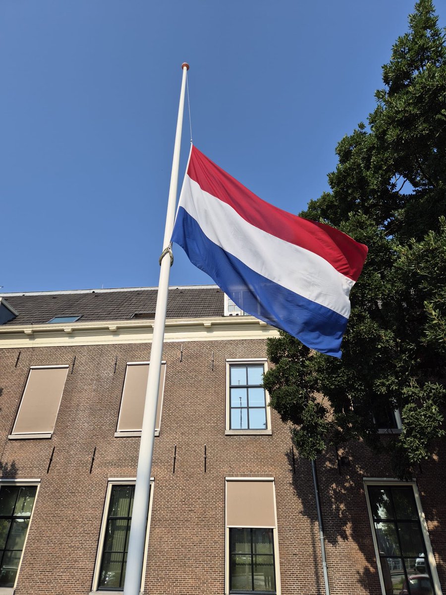 *collega overleden*

Bij politiebureaus hangt de vlag halfstok als eerbetoon voor de 39-jarige collega van de eenheid Amsterdam. Hij overleed dinsdag tijdens zijn werk bij een verkeersongeval in #Weesp. 

Wij denken aan zijn familie, vrienden en directe collega's.  💙