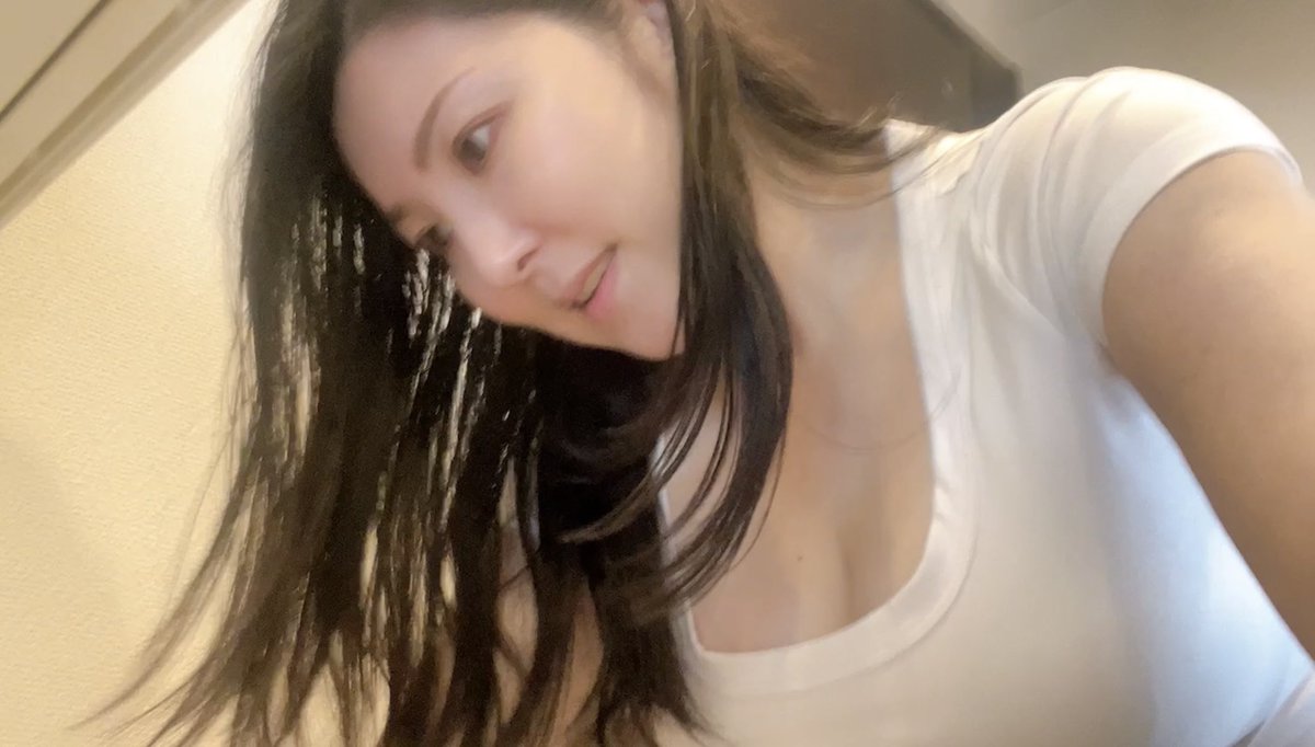 ファンティアに初めての動画商品を投稿しました♡
不揃い野菜がお安く売られている、あのかんじで100円にしました🍅(URLはリプ欄)

掃除中の私、鬼の形相すぎる。