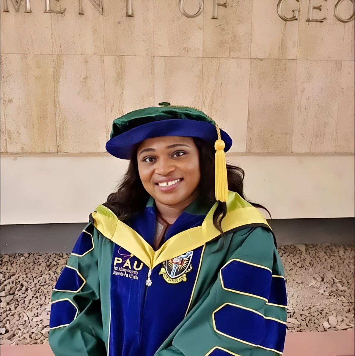 risingafricaorg's tweet image. 🎓 BSc Geophysics
🎓 MSc Geology/Geophysics
🎓 PhD Petroleum Geosciences (2020)
🎓 MSc Petroleum Engineering
🎓 PhD Petroleum Engineering (2025)

Dr. Dorcas Drock Eyinla – A true Nigerian inspiration. 💐
#WomenInSTEM #PetroleumEngineering #PetroleumGeosciences #BrainsAndGrace