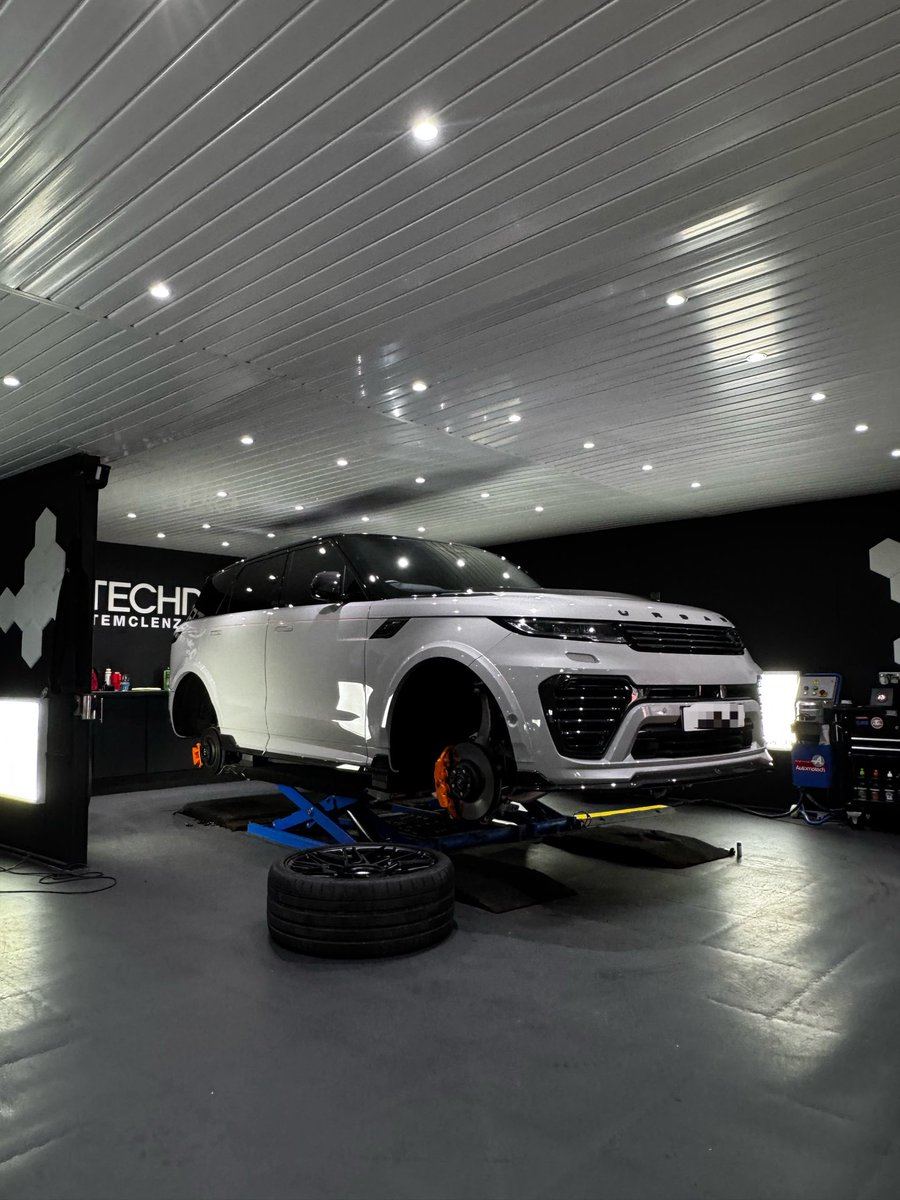 SystemClenz's tweet image. URBAN RangeRover in this week for @GtechniqUK Total Surface Protection using Crystal Serum Ultra.

#WestonSuperMare #Gtechniq #NewCar #CeramicCoating #GtechniqAccredited #Bristol #NorthSomerset