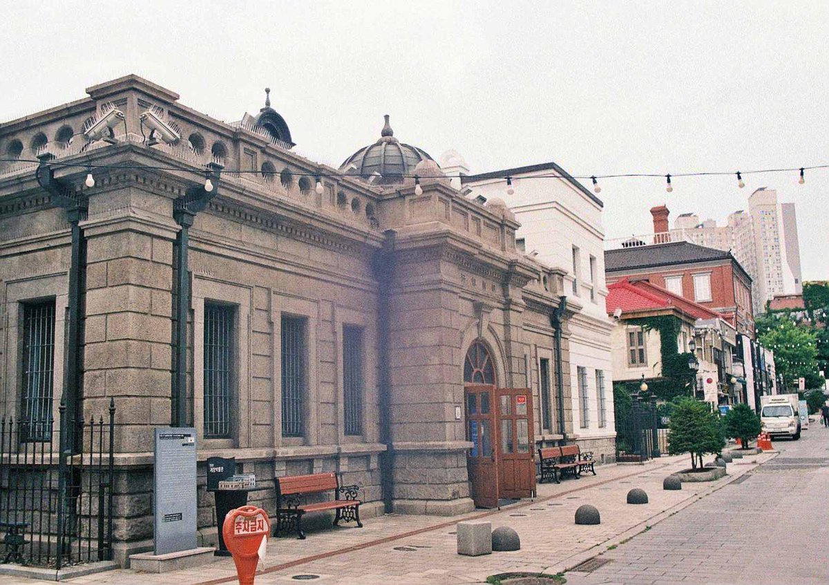 kashimu_HAMA's tweet image. そして旧日本租界です。 
租界当時の建物が残り資料館等になっています。 
日本軍人の像が意味深やなー
#ミノルタ SAMSUNG XD5 
SAMSUNG MC AUTO ZOOM 28-85mm 
#フィルムカメラ 
#SUPERIA X-TRA400 期限:2019-10 補正値:なし         
#期限切れフィルム  
#カメスズ