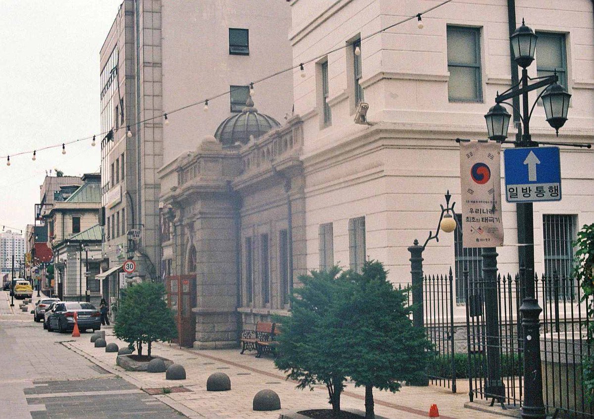 kashimu_HAMA's tweet image. そして旧日本租界です。 
租界当時の建物が残り資料館等になっています。 
日本軍人の像が意味深やなー
#ミノルタ SAMSUNG XD5 
SAMSUNG MC AUTO ZOOM 28-85mm 
#フィルムカメラ 
#SUPERIA X-TRA400 期限:2019-10 補正値:なし         
#期限切れフィルム  
#カメスズ