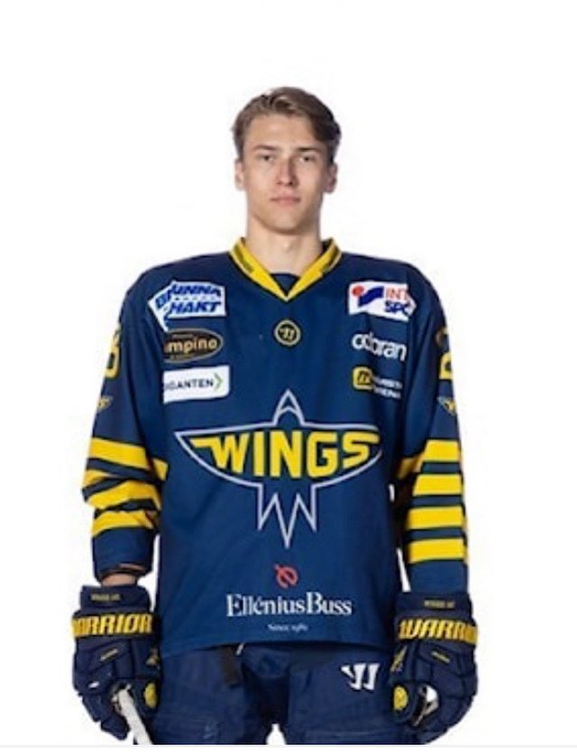 Malte Lärnvåg belönas med a-lagskontrakt. Malte fick chansen redan förra säsongen och gjorde då 14 matcher i hockeyettan! Han gjorde det så pass bra att han belönas med ett kontrakt! 
#wingshc #hockeyettan
