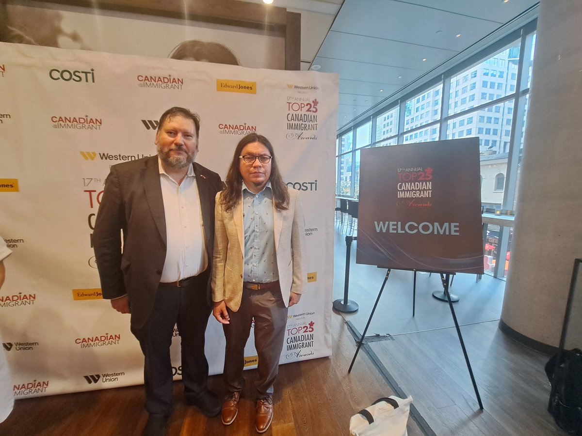 cgchiletoronto's tweet photo. Felicitamos al PhD Emilio Alarcón por ser galardonado con Top 25 Canadian Inmigrant Award. El reconocimiento fue otorgado por  labor de investigación y docencia en U. Ottawa como Decano Asistente y Director del Programa de Graduados del Instituto del Corazón https://t.co/AXKR31q9gJ