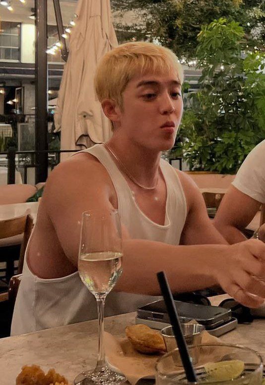 ᥎ᥱᥱ 𑁤 indefinite hiatus (@sanfulthoughts) on Twitter photo please stop wearing tank tops i’m not strong enough for this please stop wearing tank tops i’m not strong enough for this